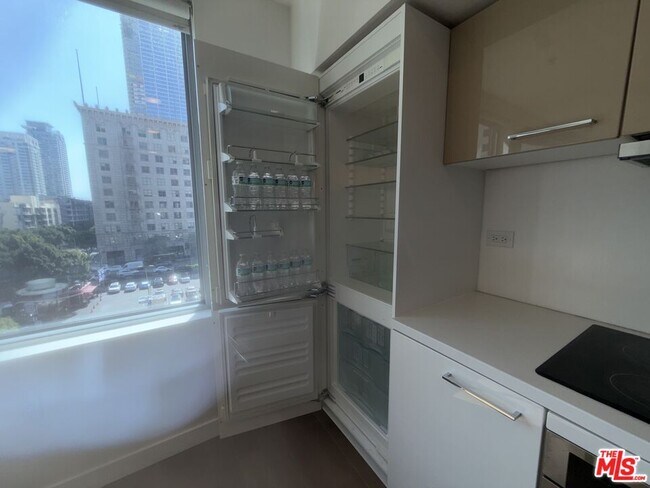 Building Photo - 901 Flower St