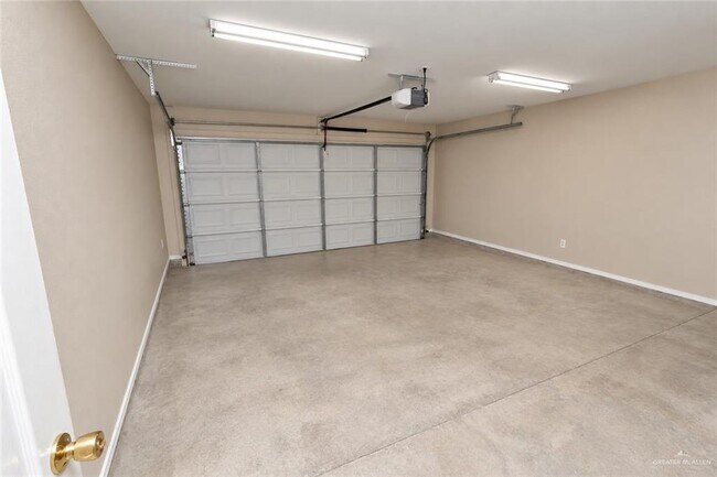 Building Photo - 708 W 24th Pl