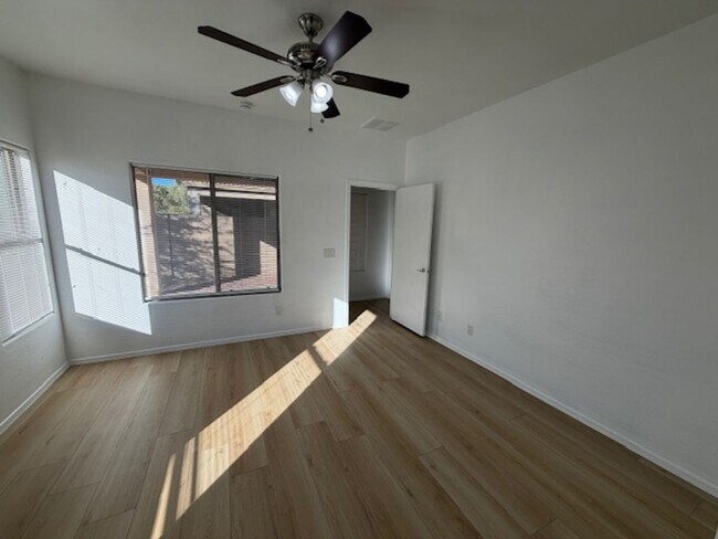 Building Photo - Charming 3 Bed, 2 Bath in Surprise