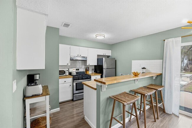 Building Photo - 11301 Oakwood Dr
