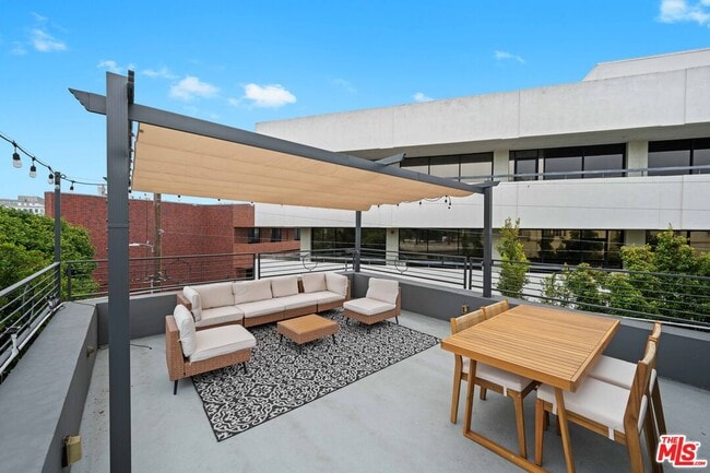 Building Photo - 420 S Beverwil Dr