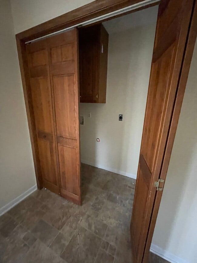 Building Photo - Lovely 2 bedroom 1.5 Bath  Townhome in Cit...