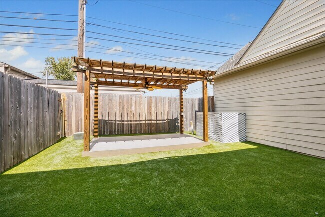 Building Photo - 1321 Whispering Pines Dr