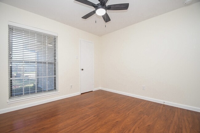 Building Photo - 2515 Valleyfield Dr