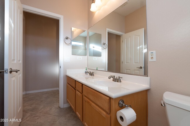 Building Photo - 453 W Lantana Pl