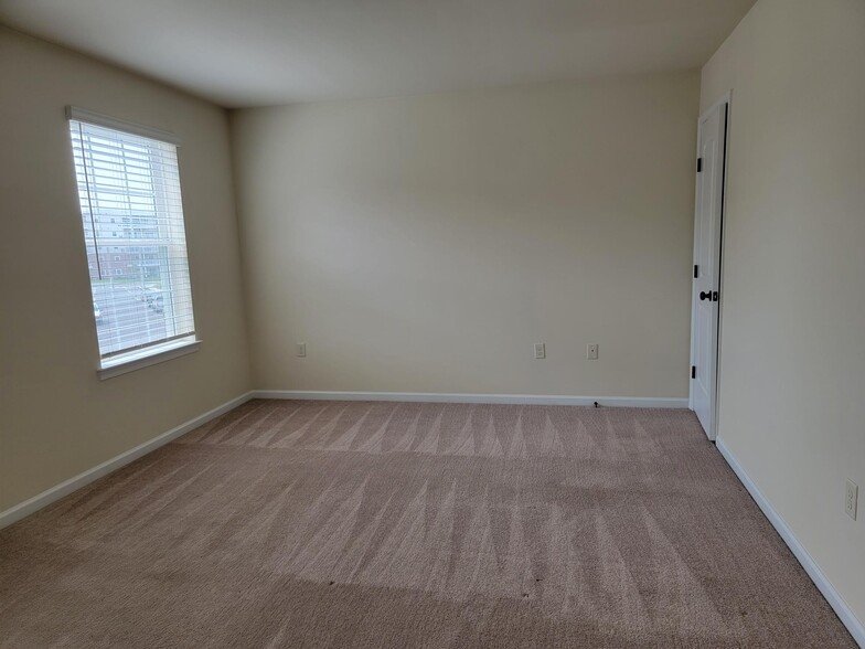 Building Photo - 726 Farmwood Ln