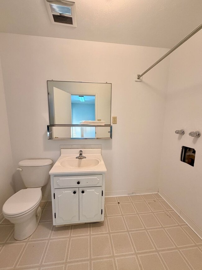 Building Photo - Vintage Home in an unbelievable location