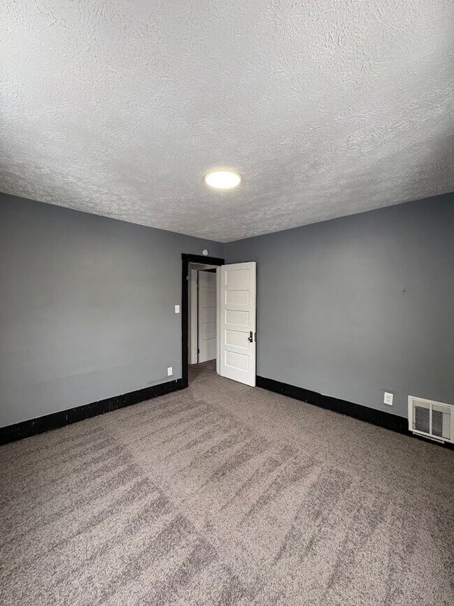 Building Photo - Three bedroom two bathroom home for rent