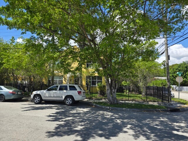 Building Photo - 1000 SW 12th Ct