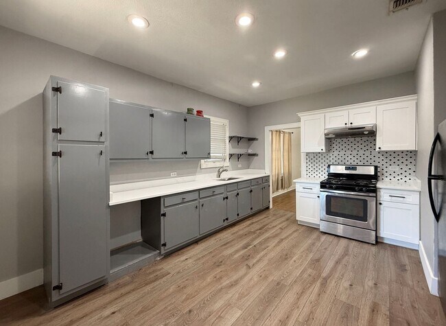Building Photo - 942 Bailey Ave