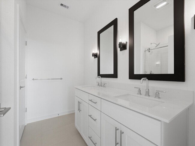 Building Photo - 359 W Rose Marie Ln