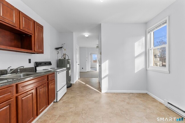 Building Photo - 1380 Bank St