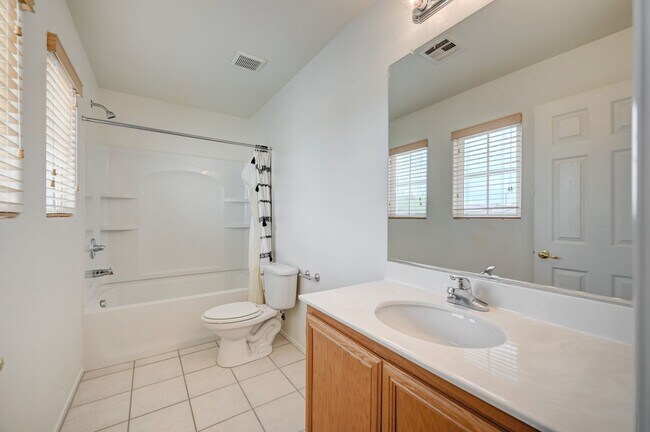 Building Photo - Beautiful 3 bedroom/2.5 baths located acro...