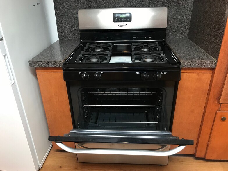 Gas Stove & Oven - 903 Catherine St