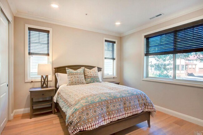 Building Photo - 109 Dahlia St