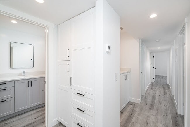 Building Photo - 905 W Balboa Blvd