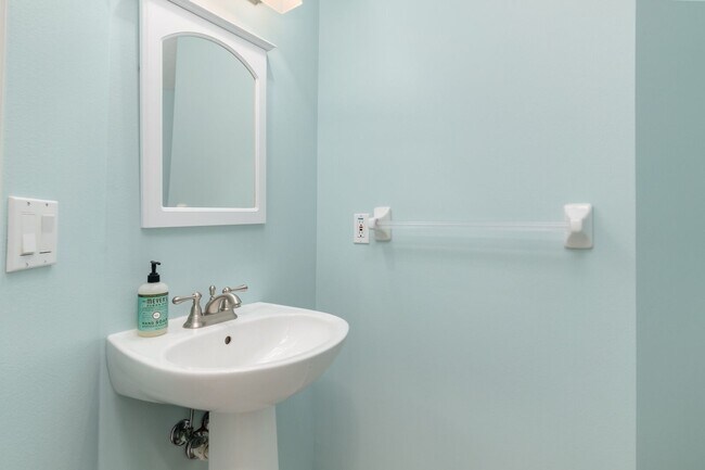 Building Photo - 308 Espana Ct