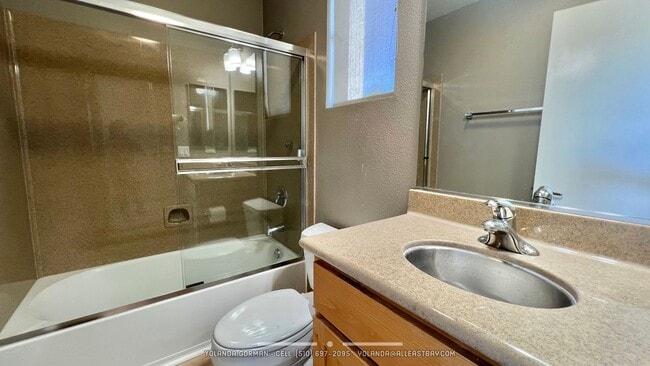 Building Photo - Stylish and modern loft-like 2 bedroom 2.5 bath condo in an urban oasis!