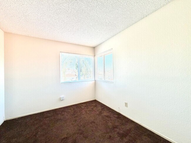 Building Photo - Gated 3 Bedroom 2.5 Bath Home with Bonus Room & Private Balcony