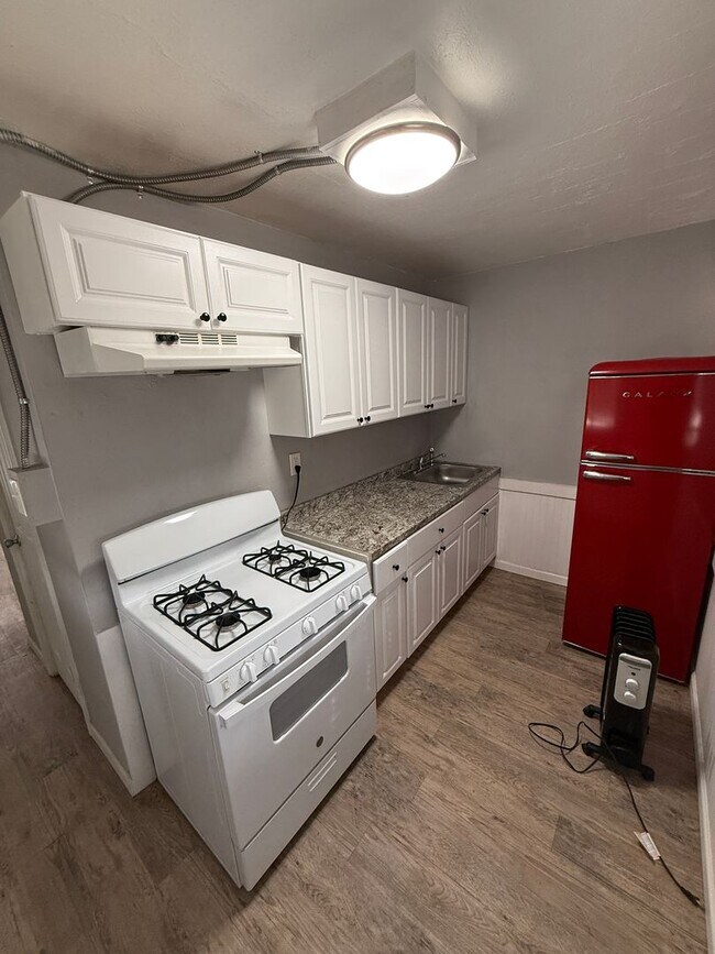 Building Photo - 1 bedroom efficiency available 2/1!!