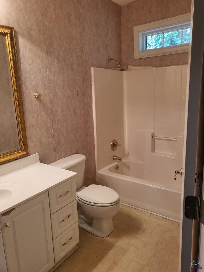 Building Photo - 406 Royal Crest Cir
