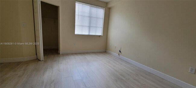 Building Photo - 8000 N Nob Hill Rd