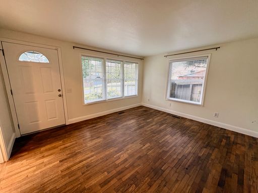 Building Photo - Charming and bright 3 bedroom in Haller Lake