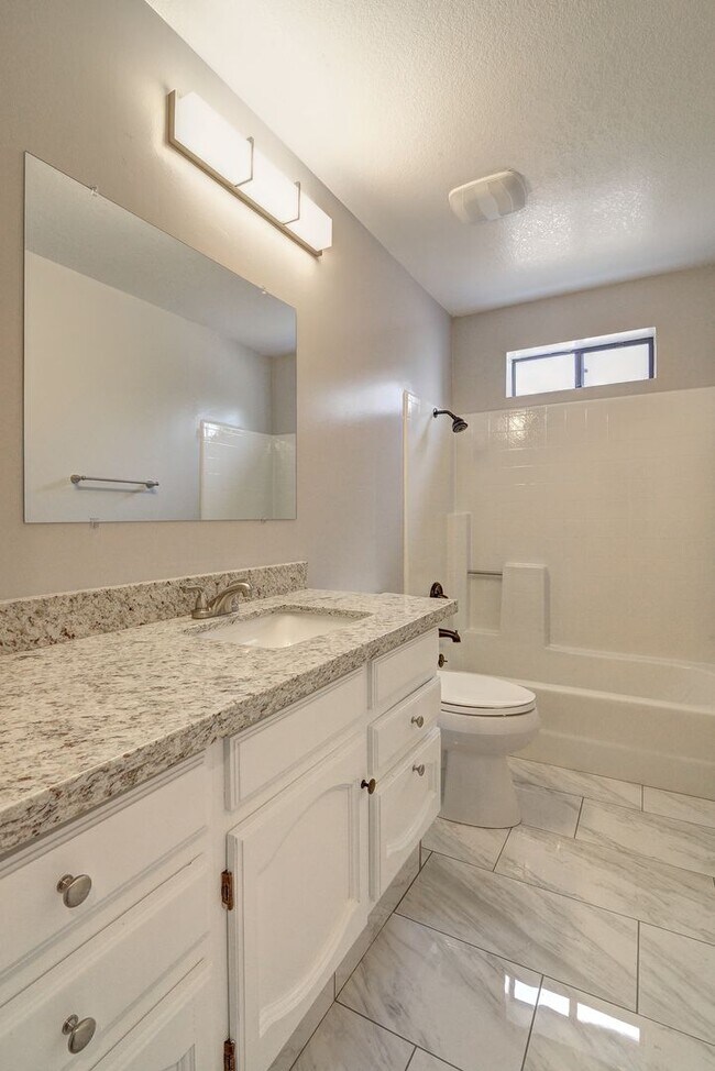 Building Photo - HUGE House In Tempe Close to ASU