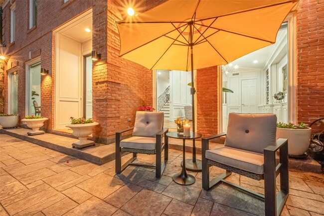 Building Photo - 983 S Post Oak Ln