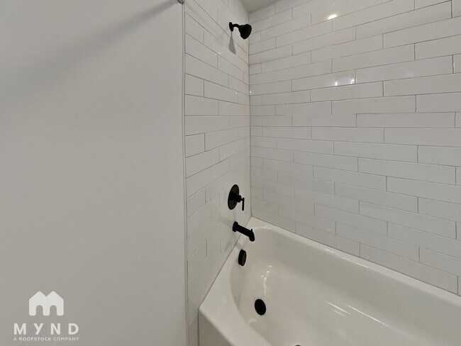 Building Photo - 828 S Columbia Dr