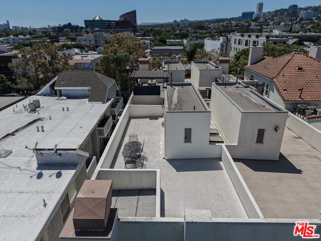 Building Photo - 744 N Alfred St