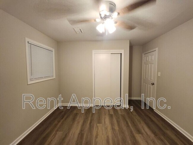 Building Photo - 2830 Knollview Dr