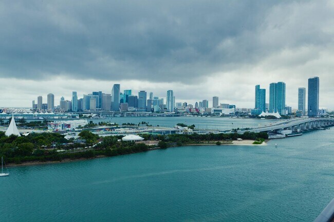 Building Photo - 1000 Venetian Way