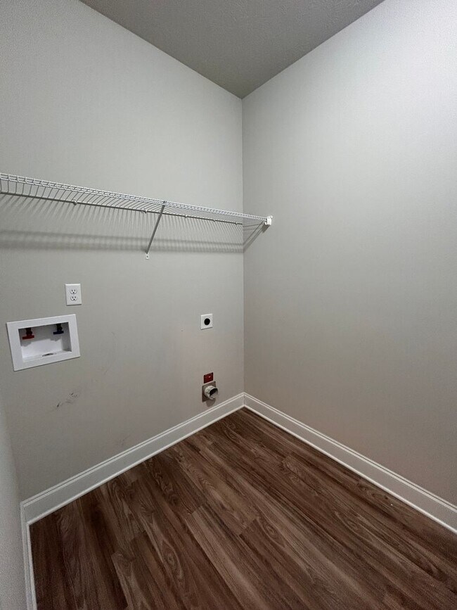 Building Photo - 204 Pebble Ln