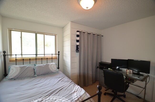 Building Photo - Updated Unit! Great Views! Year lease!