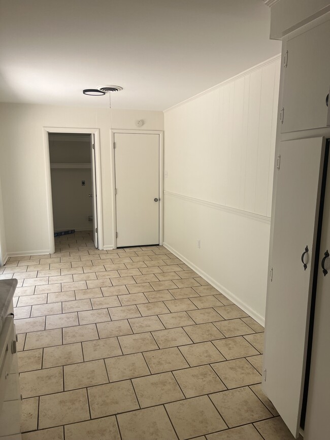 Building Photo - 13 Meadowbrook Dr