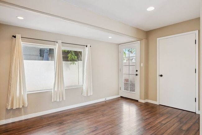 Building Photo - Cozy 2-bedroom, 1.5-bath townhome