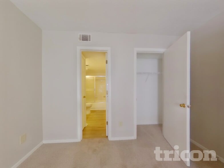 Building Photo - 1305 Old Countryside Cir
