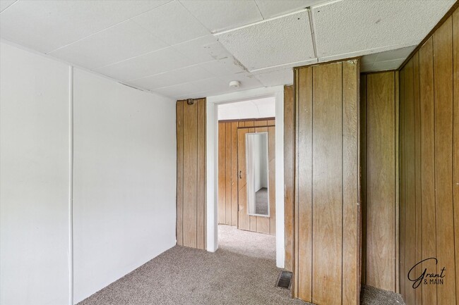 Building Photo - Two Bedroom Home in St Clair Shores - $1,400