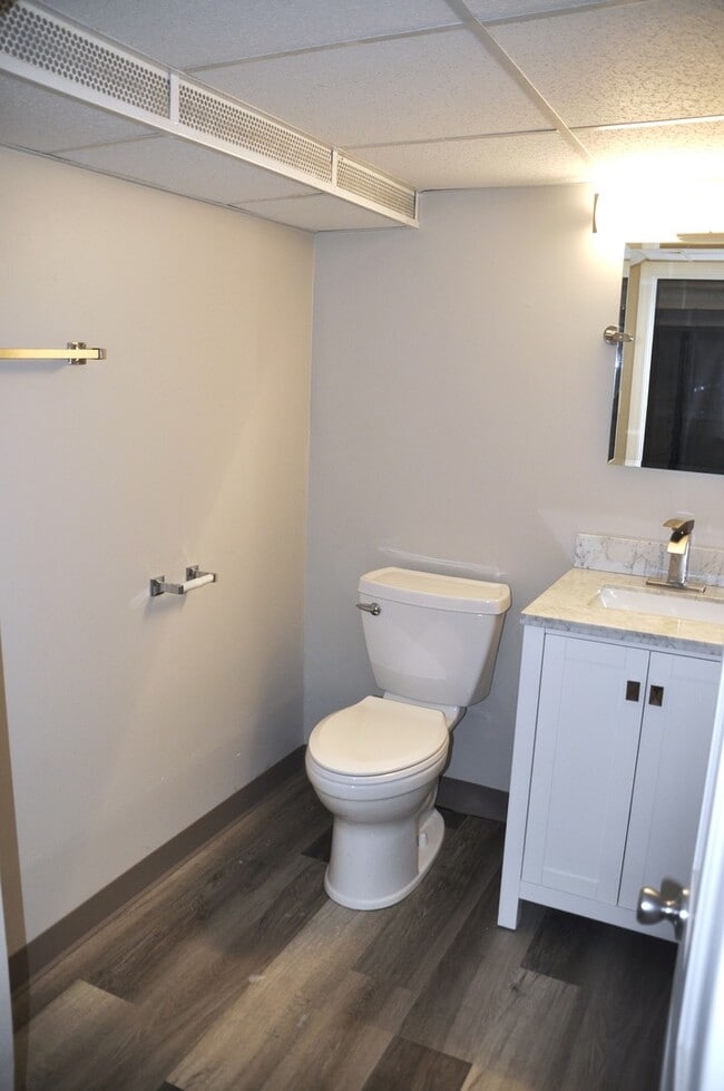 Building Photo - 110 W 12th Ave