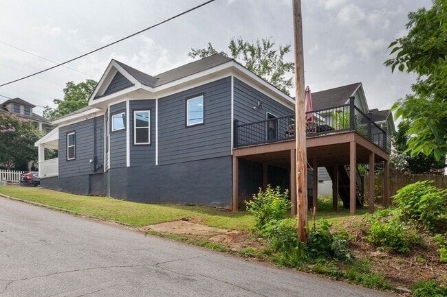 Building Photo - Stylishly Updated 3/2 w/ Large Deck in Grant Park!
