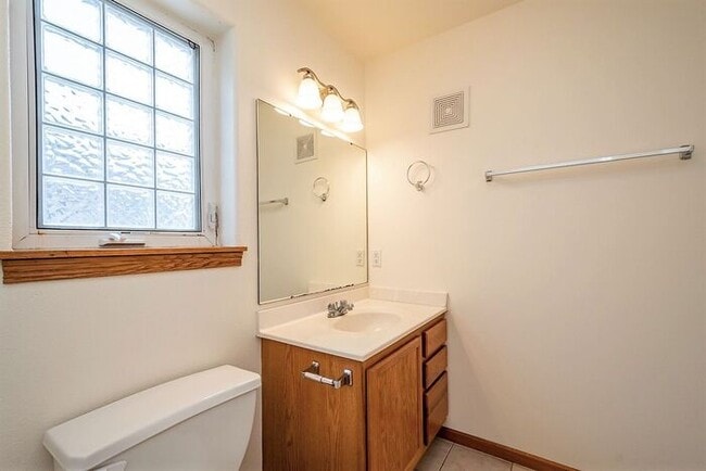 Building Photo - $2,695 |ROOMATE WANTED| 4 Bedroom, 2 Bathroom 2nd Floor Condo | Available for a January 5th, 2026...