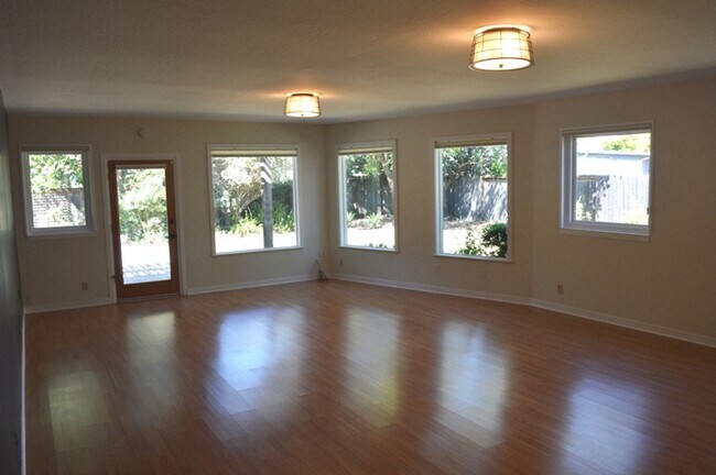 Building Photo - Beautiful Single Story Home With Great Roo...