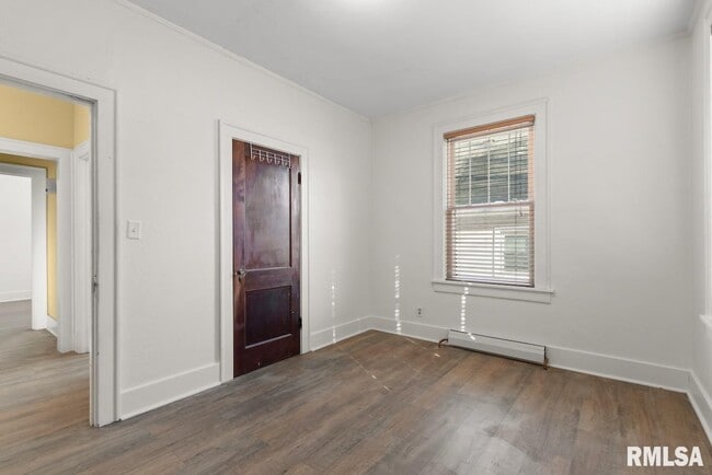 Building Photo - 1816 W Callender Ave