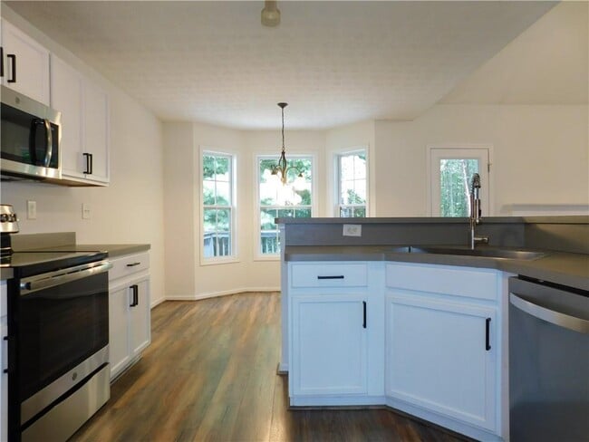 Building Photo - 576 Greenwood Park Way