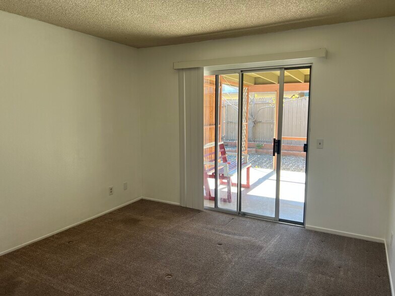 Building Photo - 1931 Nuevo St