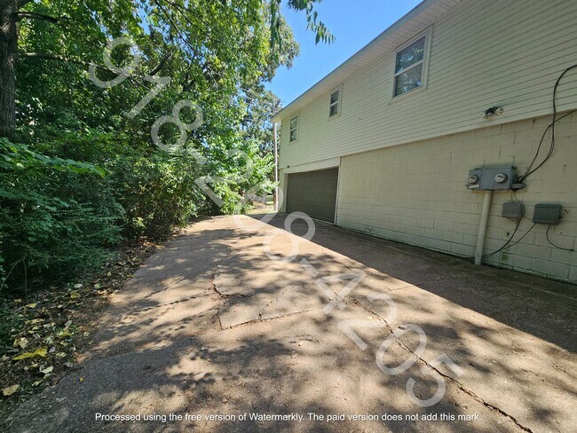 Building Photo - 1601 N Hills Blvd