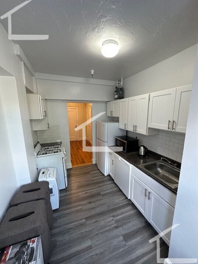 Building Photo - Gorgeous renovated studio with great location in Brighton available NOW!!