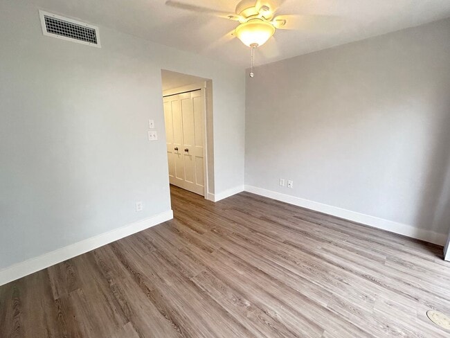 Building Photo - Beautifully Remodeled 2/2 Waterfront Unit in Gated Community!