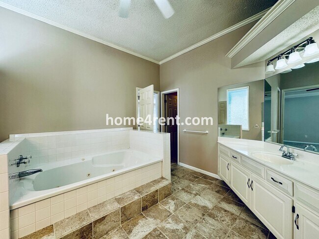 Building Photo - Beautiful, Spacious Home w/ Open Floor Pla...